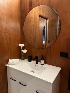W łazience znajduje się biała umywalka i lustro. w obiekcie Relaxing Getaway in Pohara w mieście Pohara