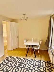 A seating area at Impeccable 2-Bed Apartment in London