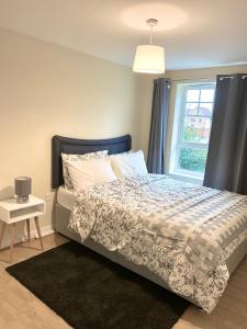 a bedroom with a bed and a window at Impeccable 2-Bed Apartment in London in London