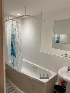 A bathroom at Impeccable 2-Bed Apartment in London