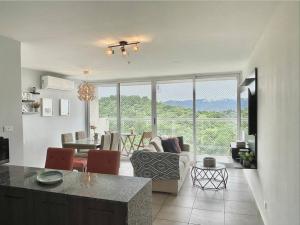 een woonkamer met een bank en een tafel bij Elegante apartamento en condominio cerca del aeropuerto 