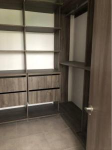 un armario con estanterías de madera y una ventana en Elegante apartamento en condominio cerca del aeropuerto, 