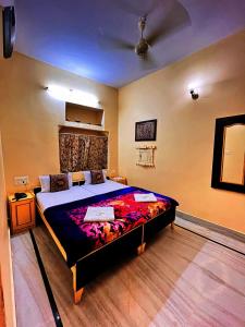 een slaapkamer met een groot bed in een kamer bij Shining Fort in Jaisalmer