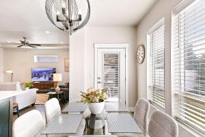 Χώρος καθιστικού στο Elegant & Private 3BD 2BA Retreat near The Village at Meridian