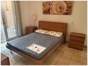 ein Schlafzimmer mit einem Bett in einem Zimmer in der Unterkunft Limnaria Gardens 6464 in Paphos City