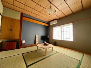 een woonkamer met een tafel in het midden van een kamer bij Yuzawa house in Yuzawa