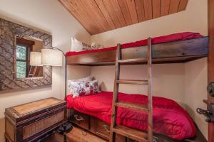 1 dormitorio con 2 literas y espejo en Luxurious Northstar Condo Walk to Village Shared Hot-Tubs, en Truckee
