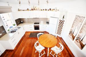
A kitchen or kitchenette at Two up on York
