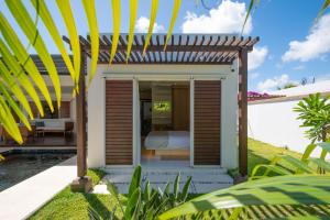 a bedroom in a villa with a garden at VILLA LILOU, Splendide villa au centre de Grand Baie in Grand Baie