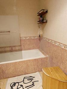 y baño con bañera y mesa. en Geräumiges Appartement in Strandnähe mit Pool uvm, en Orihuela