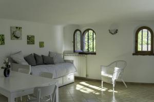 um quarto com uma cama, uma mesa e cadeiras em Gite l'Ortal avec piscine & SPA em Générargues