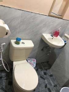 łazienka z toaletą i umywalką w obiekcie Elmo’s place w mieście El Nido
