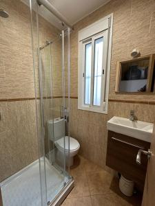 La salle de bains est pourvue de toilettes et d'une douche en verre. dans l'établissement Casa Cerro Luna, à Constantina