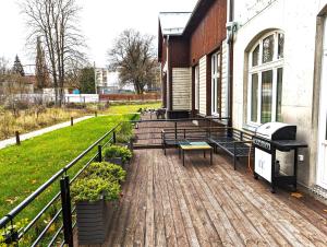 eine Terrasse mit Bänken und einem Grill auf einem Gebäude in der Unterkunft Sissi Apartment Aleksandri 32 in Tartu
