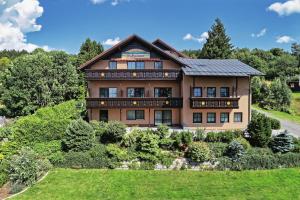 ノイシェーナウにあるFerienwohnung 100 m2, 2 Schlafzimmer 3 Bäderの庭のある家の空中写真