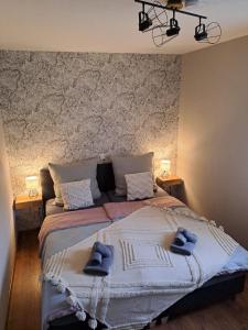 1 dormitorio con 1 cama grande y toallas azules. en Meerhuuske Käthe, en Südbrookmerland
