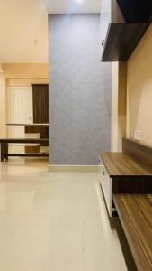 Habitación grande con cocina con fogones. en Luxurious 3 BHK flat in Kottayam, en Kottayam