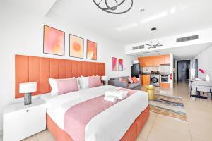 Кровать или кровати в номере StoneTree - Modern Stylish Studio in JLT