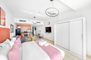 Кровать или кровати в номере StoneTree - Modern Stylish Studio in JLT