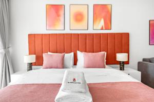 Кровать или кровати в номере StoneTree - Modern Stylish Studio in JLT