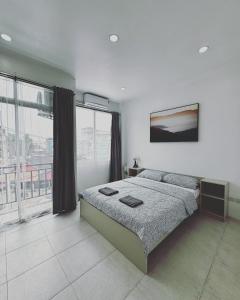 Un pat sau paturi într-o cameră la Shaka Guest House