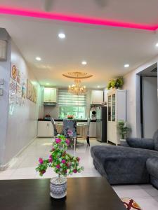 een woonkamer met een bank en een tafel bij Trails of Kampar Villa Homestay in Kampar
