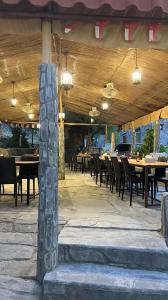 Ресторант или друго място за хранене в bait bimah travel lodge