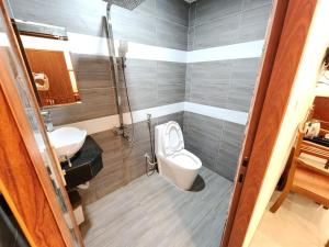 a bathroom with a toilet and a sink at Kh&aacute;ch sạn V&acirc;n Nhi in Bạc Li&ecirc;u