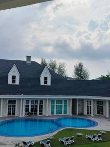 a large house with a large swimming pool at Trails of Kampar Villa Homestay in Kampar