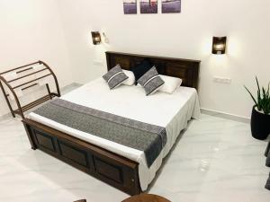 Un dormitorio con una cama grande con almohadas. en Ibeeza Motel, en Dikwella