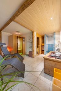 ein Wohnzimmer mit 2 Stühlen und einem Waschbecken in der Unterkunft Ferienhaus Knor in Umhausen