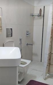 e bagno con servizi igienici, lavandino e doccia. di Simbha's Homestay a Jammu