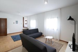 a living room with a couch and a table at Residenza Corso Palladio 159 in Vicenza