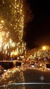 サレルノにあるTuttoincentroのクリスマスの灯りを灯す街路