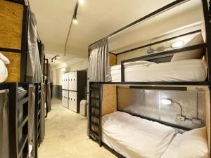 a room with two bunk beds in it at 薇薇青旅-嚞驫驛站 in Taichung