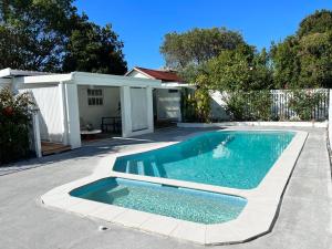 una piscina en un patio junto a una casa en Modern Pool Oasis & Seaside Abode, en Brighton