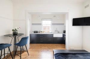 Kitchen o kitchenette sa Art Deco Studio in the heart of Darlinghurst