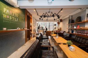 a restaurant with leather couches and tables and a bar at 薇薇青旅-嚞驫驛站 in Taichung