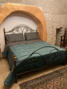 A bed or beds in a room at Case vacanza e camere in Villa Isabella con parcheggio custodito e wifi