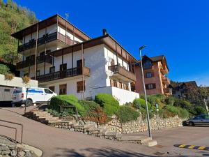 a building with a car parked in front of it at Casa bianca in Malè