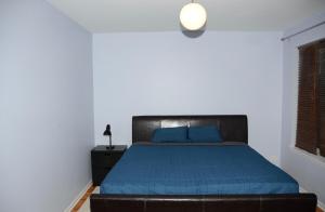 una camera con letto e copriletto blu di Lovely home near Chicago hospitals, White Sox Park, and McCormick Place a Chicago