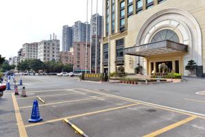 een lege parkeerplaats voor een gebouw bij Jinmanfu International Hotel in Huadu