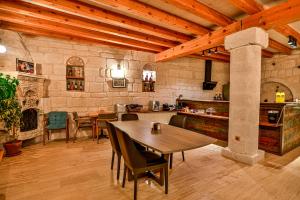 a kitchen and dining room with a table and chairs at Corner İn Cappadocia in Ortahisar