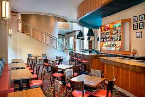 O lounge ou bar de Four Points by Sheraton Melville Long Island