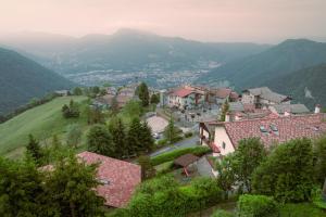 een dorp op een heuvel met bergen op de achtergrond bij Amata Berghem Casa Vacanze con auto a disposizione in Aviatico