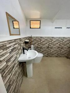 y baño con lavabo y aseo. en Maria Kulafu Kubo House 1 BIG BEDROOM with Wifi, en Masbate