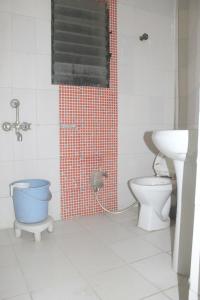y baño con ducha, aseo y lavamanos. en Hotel Preetam Aurangabad, en Aurangabad