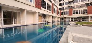 einen Pool im Innenhof eines Gebäudes in der Unterkunft Apartemen Green Park Yogyakarta in Seturan