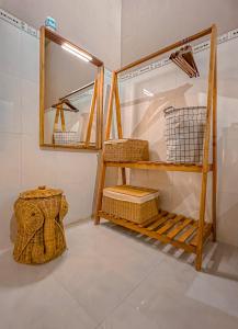 um quarto com uma prateleira com cestas e um espelho em Chang's Hideaway homestay ConDao em Con Dao