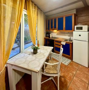 een keuken met een tafel en stoelen en een raam bij Europa premium in Sierra Nevada